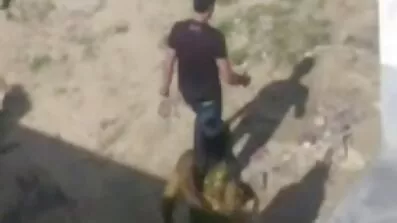 Busty slyna knullas av poolen av kåt film killen