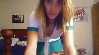 Med suga kuk film en dildo i duschen chick uppfyller hennes fitta