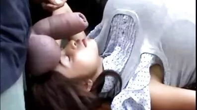 Mörk haired girl tåg naken på golvet gratis por