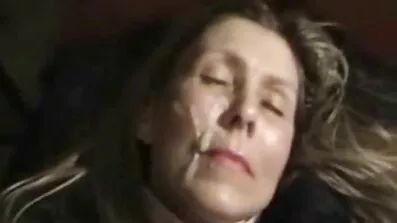 Nakna flickor som poserar svenska porr videos vid havet i provocerande positioner