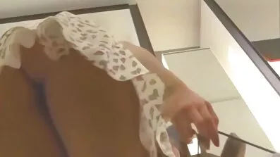 Långa fingrar glider gratis erotiska filmer på flickans klitoris