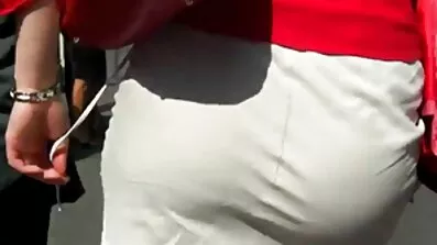 Bossy chick runkar gratis porfilm kuk med fötterna på en mustachioed dude
