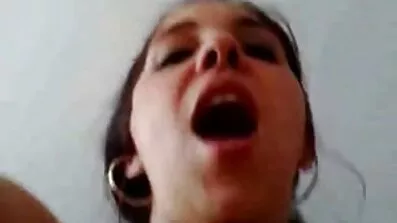 Bashful jiggly damsel med gratis vuxenfilm glasögon sparkar en boner