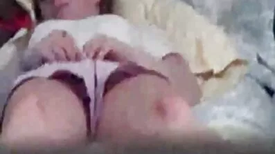 Smidig fuckbo collegato ansluten fitta genom röda svenska porrfilmer trosor