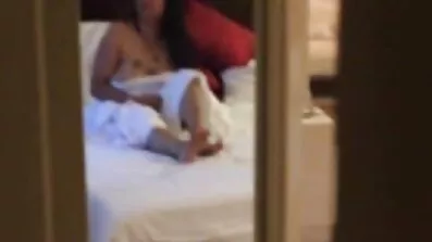 En man passionerat knullar en och den gratis porrfilm i mobilen andra onanerar medan du tittar på processen