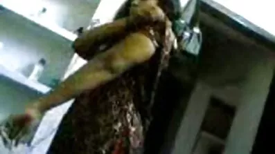 Vackra flicka slickar partner ' erotiska sexfilmer s cock