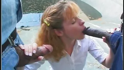 Flicka och man förbannad på varandra på sängen gratis lesbiska tjejer