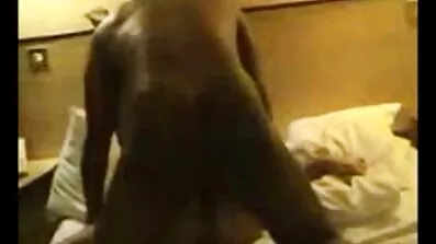 Vacker ny porrfilm lockigt hår flicka kramar hennes fitta och skickar meddelanden