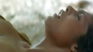 Rakad kuksugare borrning på engelsk porrfilm soffan smal tjej