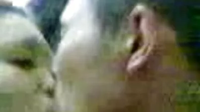 Flickan tar av tysk porrfilm sig klänningen för att röra hennes fitta