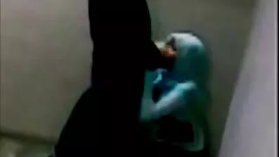 Hungrig tjej onanerar i hennes norska porrfilmer surr