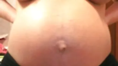 Blond babe blir hennes mogen porrfilm munsbit kuk upp till basen