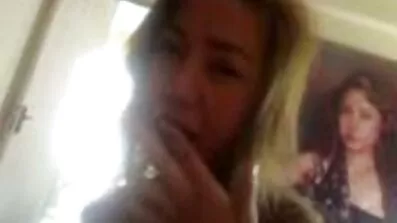 Härlig milf ger fitta till lesbisk sexfilm en ung älskare