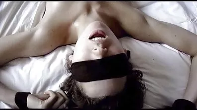 Frisk peppar Lovelace planterade i en avslappnad erotiskfilmer piss