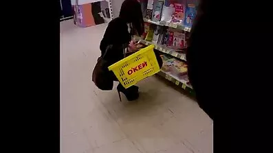 Ung man sög på knä av en utskjutande gratis svensk amatörsex penis
