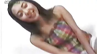 Slutty kvinnliga spetsas på en gratis sexfilmer stor dildo och når orgasm
