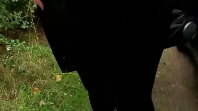 Hot girl sprider hennes ben och onanerar sensuell sexfilm