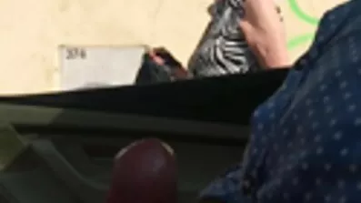 På den porr på stranden vita soffan bundna en grupp av tre flickvänner
