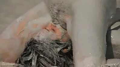 Smal tjej massage kuk med fötterna thailändsk porrfilm på sängen