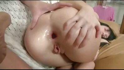 Den unga Macho försiktigt har sin ungdom tik i asiatisk porrfilm anus