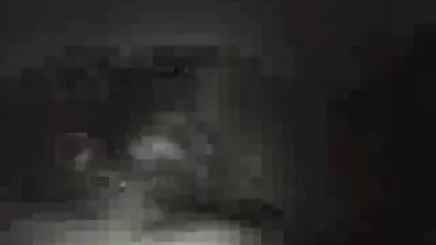Curly lady sitter på bordet och gnuggar svenska amatör porrfilmer hennes svarta fitta