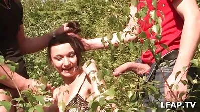 Hon onanerar och skjuter sig från olika lesbiska gratis filmer vinklar