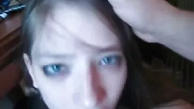 Kurviga bruna brunett Boi glada med vibrator grattisporr och knullade