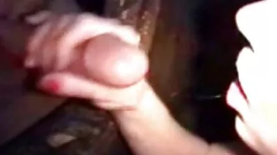 Blond knäböjde ner och svalde den manliga penis med hennes mjukporr mun