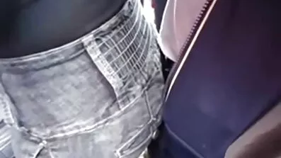 Flicka med lockigt hår smekte hårig sexfilm onani fitta