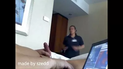 Gammal man smeker benen på en porrvideo varm ung sköka