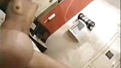 Busty fru Onanerar igen i badet av sexfilmer med äldre sin man tills orgasm