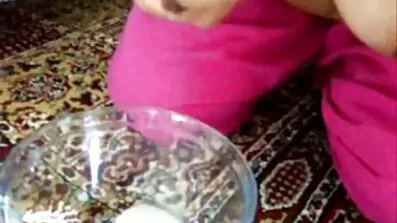 Modellen fick upp doggy äldre kvinnor porrfilm style och började smeka hennes läppar