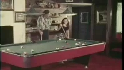 En invånare i en gemensam lägenhet knullade en ung granne porrfilm anal på den gamla soffan