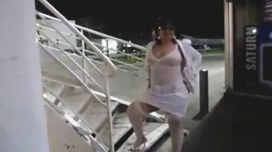 Vit haired babe spelar japansk porrfilm med klitoris i köket med fingrarna