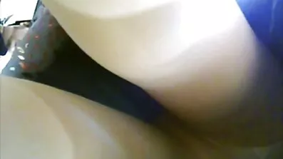 Lekfull Slyna svenks porr knullar vibrator i badkar och stön