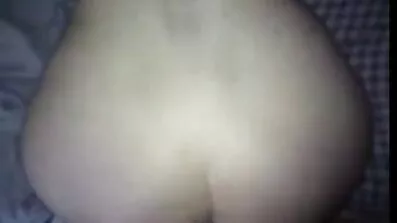 Sneaky tikar har retat porrfilm stora bröst en man i en latex kostym