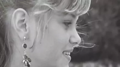 Vacker flicka tvättar kåt film intima platser