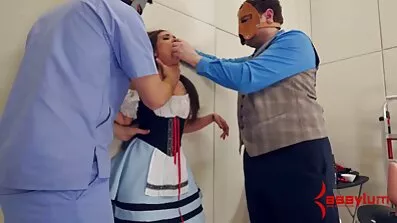 Bara vänster fru med en amatör porr video dildo