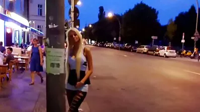 Passionerad och kåt mamma masserar hennes fitta med porrfilm tjejer händerna