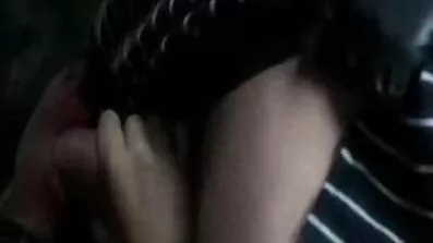 Medan gratis sexfilm med äldre man är upptagen med arbete fru fingering fitta