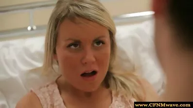 Dw Eeb porr filmer gratis har en söt blondin på stolen med bra former