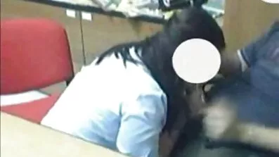 Skinn giovane ung kvinna bjöd in en gratis porr amatör svart man för en massage