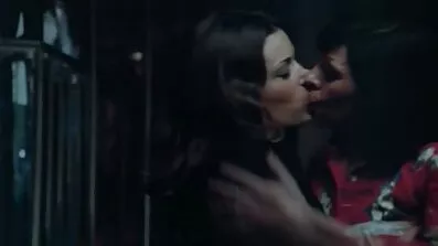 Städhjälp tog av hennes film porr trosor och satte hennes vagina under killens kuk