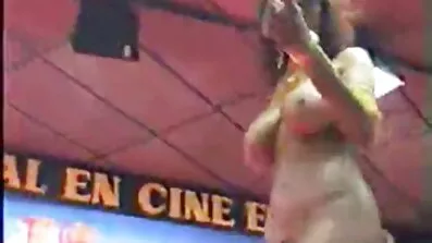 Blond I svenska porrfilmer svenska porrfilmer svart klänning smeker hennes fitta framför spegeln