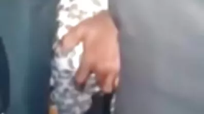 Vacker flicka porrfilm fri försiktigt slickar en kille kuk