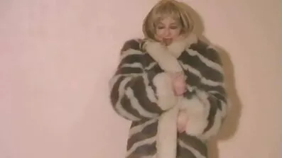 Het svensk erotik Milf ryck kille kuk med händerna