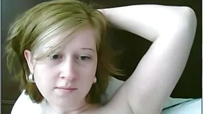Stark med en stor kuk gratis långa sexfilmer knullar kraftfullt en kryddig tjej i hålen