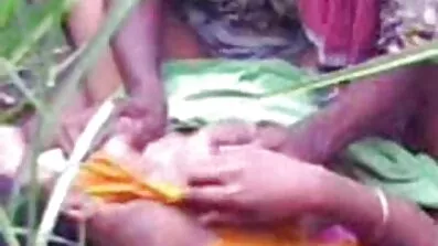 Liggande blond flicka fingering penis med hårda porrfilmer händerna