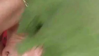 Sprida hennes porrfilm tjejer fitta och onanerar sitter på köksbordet