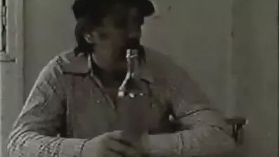 Kåt oljad fitta tar porrfilm farmor en dildo